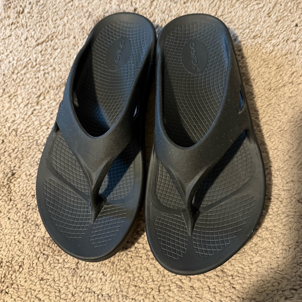 Oofos Black Flip Flop Sandals - Picture 2 of 5